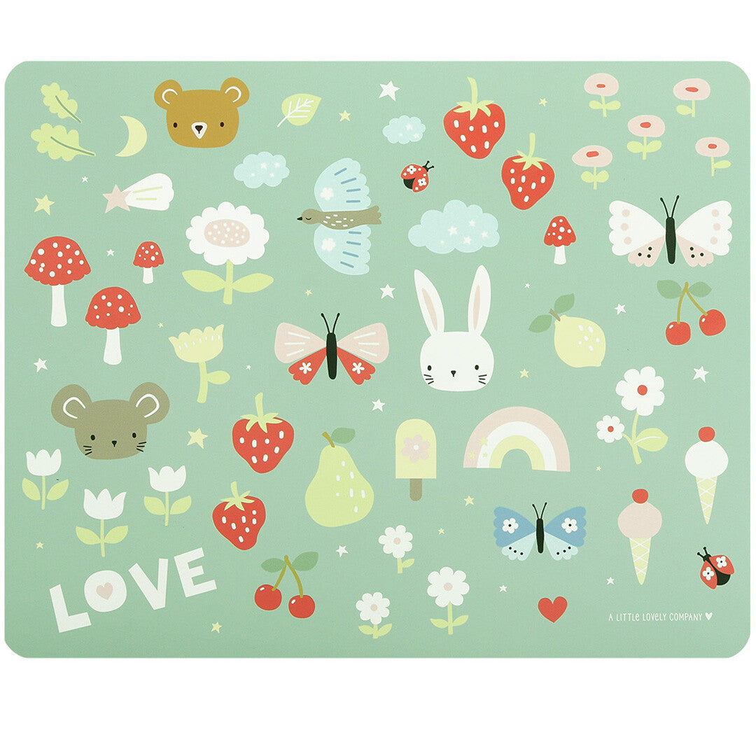 Een groene a little lovely company placemat met een patroon van dieren, bloemen, sterren en een regenboog.