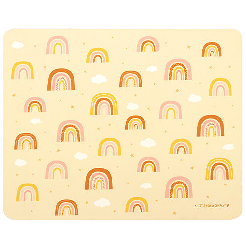A little lovely company placemat met een patroon van regenbogen en sterren op een beige achtergrond.