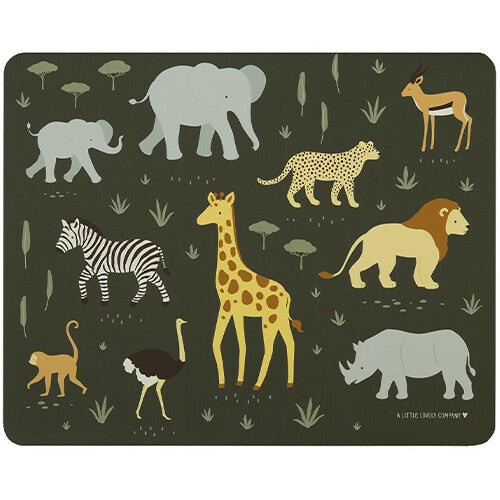 A little lovely company placemat met safari dieren zoals een olifant, giraffe en leeuw op een donkergroene achtergrond.