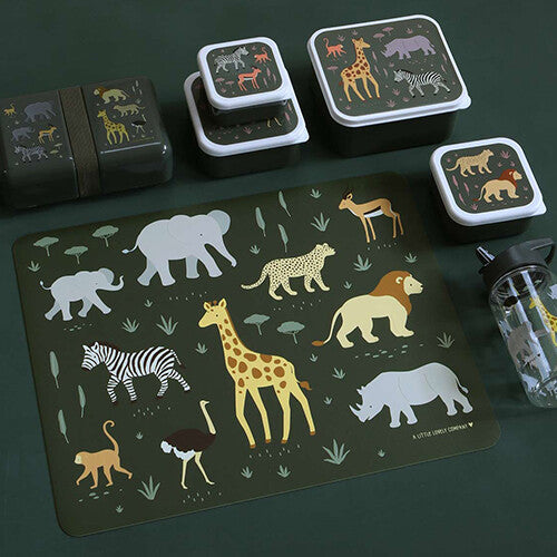 Een a little lovely company placemat met safari dieren, omringd door bijpassende lunchboxen en een drinkfles.