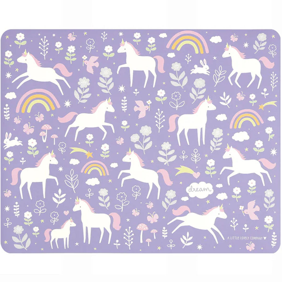 Een paarse placemat van a little lovely company met een patroon van witte eenhoorns, regenbogen en bloemen.