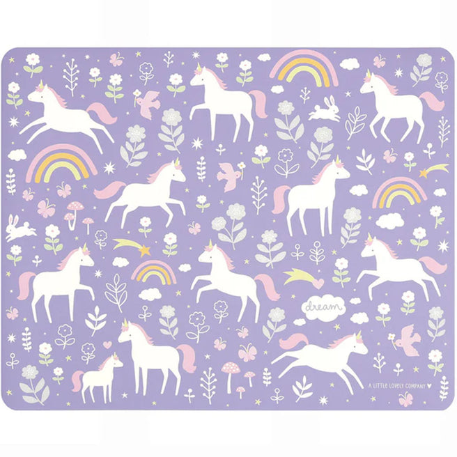 Een paarse placemat van a little lovely company met een patroon van witte eenhoorns, regenbogen en bloemen.