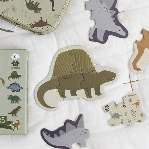 Een complete a little lovely company Spinosaurus dinosauruspuzzel met andere puzzelstukken en de verpakking op de achtergrond.