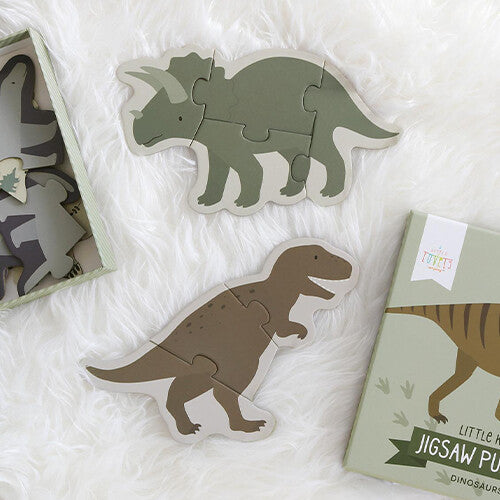 Twee complete a little lovely company dinosauruspuzzels, een Triceratops en een T-Rex, op een witte ondergrond.