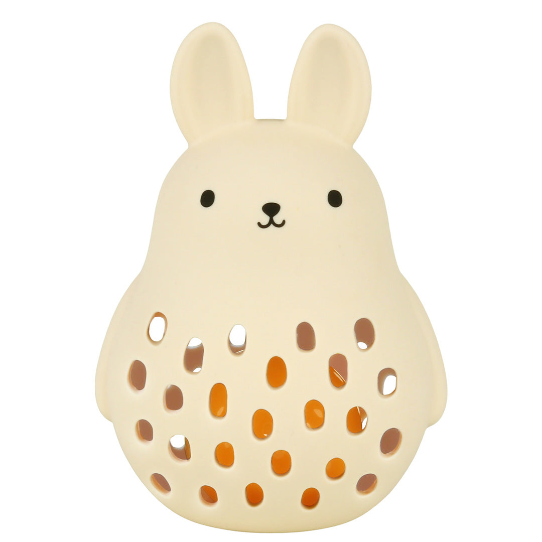 Een beige a little lovely company konijn rammelaar met gaten en oranje binnenkant.