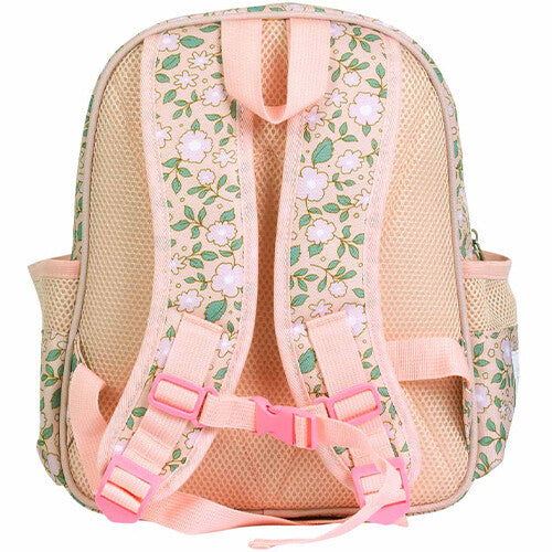 De achterkant van de a little lovely company schoolrugzak met bloemenpatroon, met verstelbare schouderbanden en borstband.
