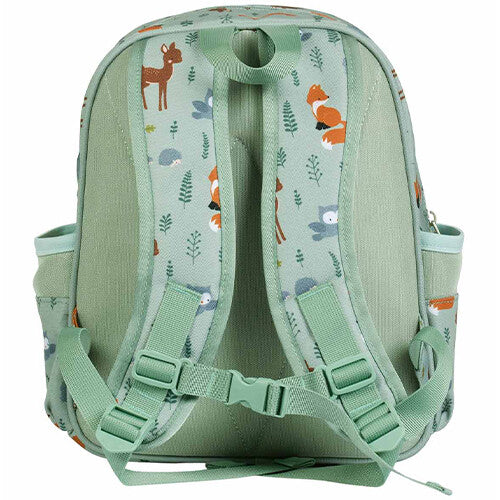 De achterkant van de a little lovely company groene schoolrugzak met bosvriendjespatroon, met verstelbare schouderbanden en borstband.