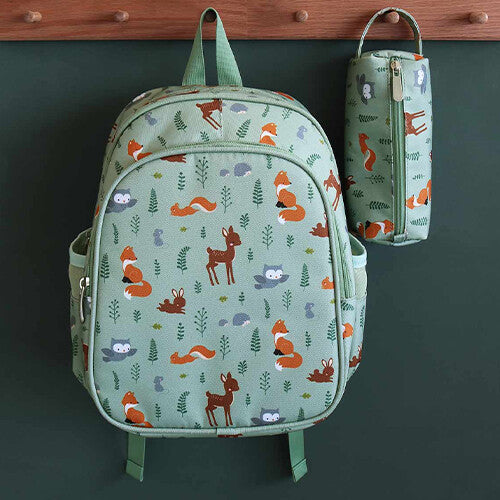 a little lovely company groene schoolrugzak met bosvriendjespatroon hangt aan een haak, met een bijpassend etui ernaast.