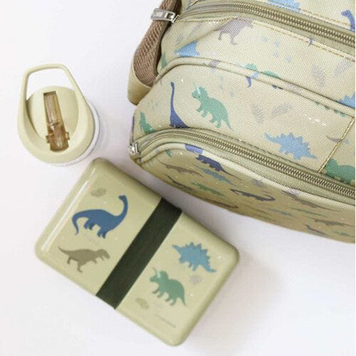 Detail van de a little lovely company kinderrugzak met dinosauruspatroon, een bijpassende lunchbox en een drinkflesdop.