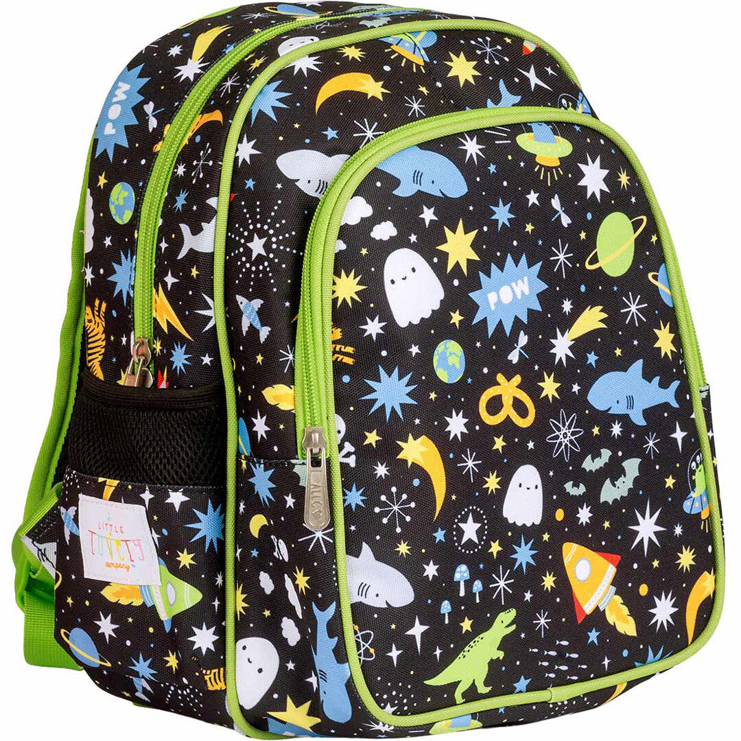 A little lovely company schoolrugzak met galaxy-thema, schuin van voren gefotografeerd.