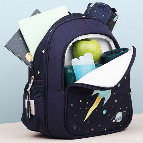 De a little lovely company schoolrugzak met open koelvak, gevuld met een appel, koelelement en lunchbox.