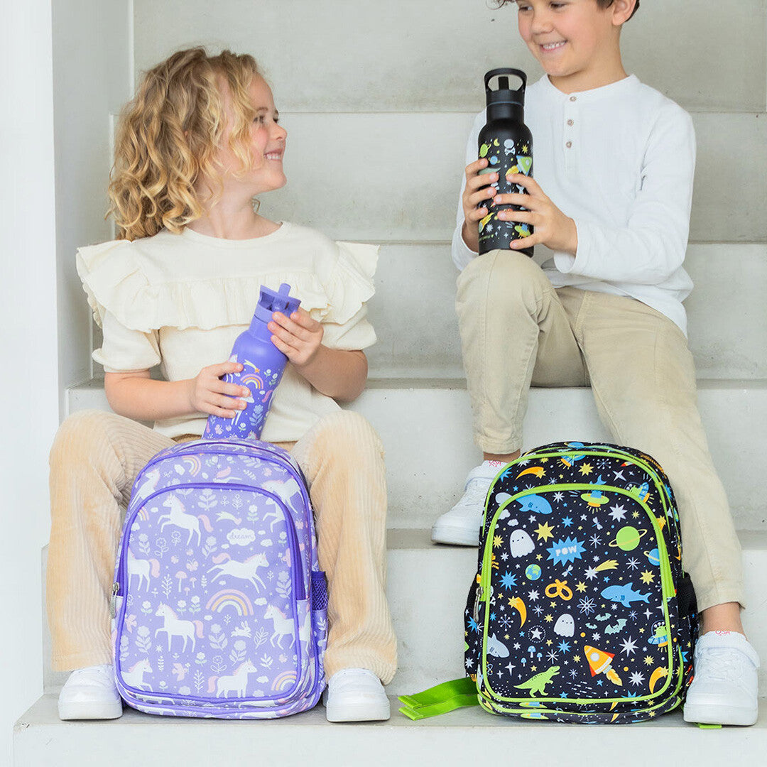 Twee kinderen zitten op een trap met een a little lovely company paarse eenhoorn schoolrugzak en een donkere ruimte-thema rugzak.