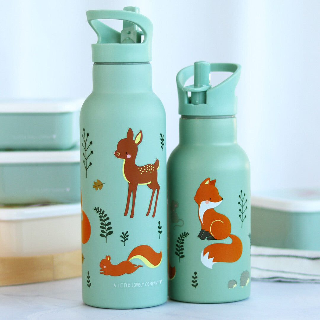 Twee a little lovely company kinderdrinkflessen van roestvrij staal met bosdieren, waaronder een vos, hert en eekhoorn.