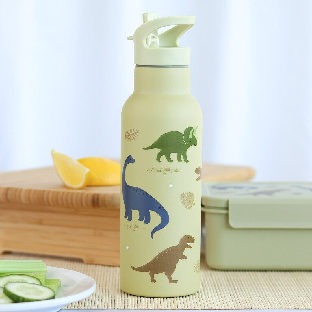A Little Lovely Company RVS kinderdrinkfles van 500ml met dinosauruspatroon op een tafel met lunchaccessoires.