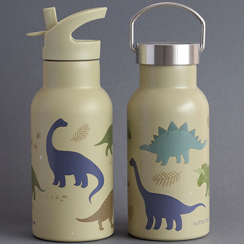 Twee beige A Little Lovely Company kinder drinkflessen met dinosaurusprint, één met rietje en één met metalen handvat.