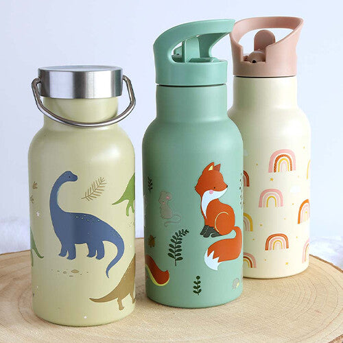 Drie A Little Lovely Company kinder drinkflessen: beige met dinosaurus, groen met vos en crème met regenbogen.