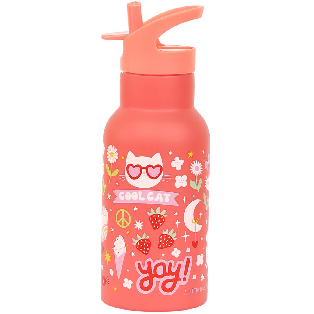 Roze a little lovely company kinderdrinkfles met illustraties van een kat met hartjesbril, bloemen, aardbeien en tekst.