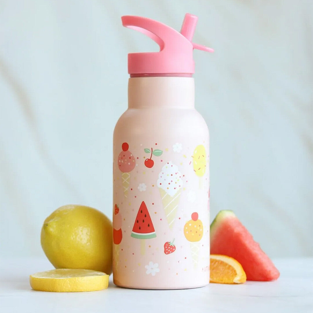 A Little Lovely Company roze kinderdrinkfles met ijsjes en fruitpatroon, omringd door vers fruit.