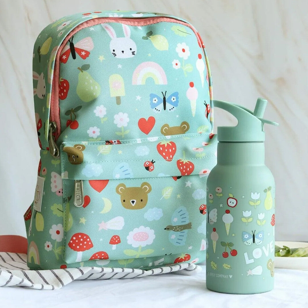 Een groene A Little Lovely Company kinderdrinkfles en bijpassende rugzak met vrolijke illustraties van dieren, bloemen en regenbogen.