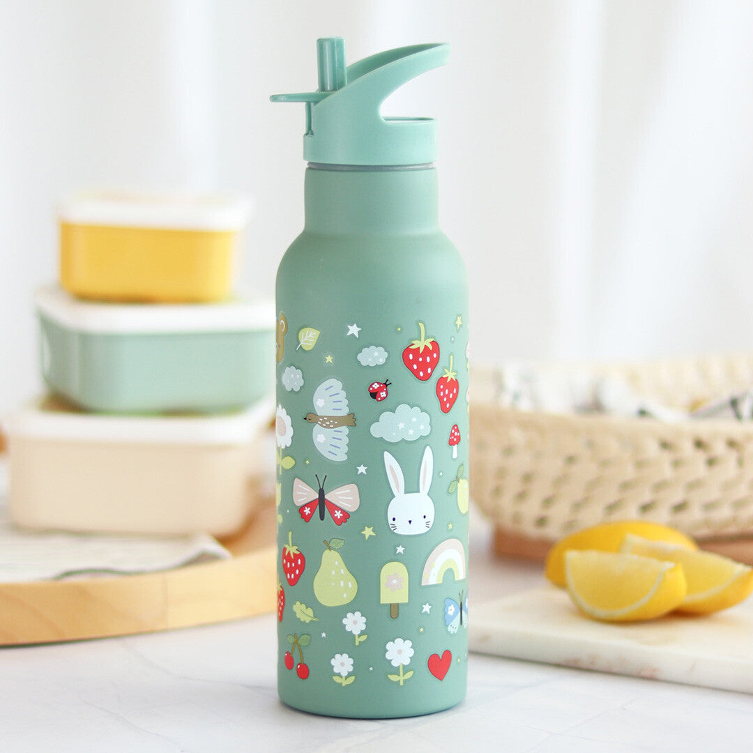 A Little Lovely Company groene kinderdrinkfles met een patroon van dieren, bloemen en fruit, staand op een tafel.