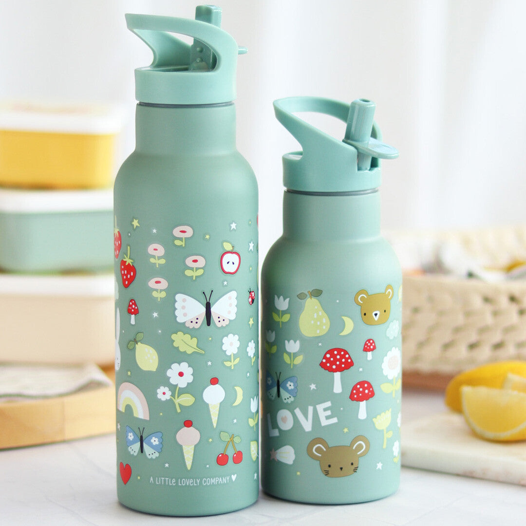 Twee A Little Lovely Company groene kinderdrinkflessen, een grote met dieren en bloemen en een kleinere met beren en paddenstoelen.