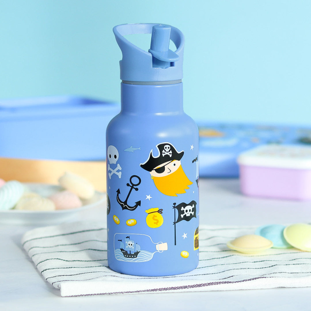 A Little Lovely Company blauwe kinderdrinkfles met piratenfiguren op een gestreepte doek.