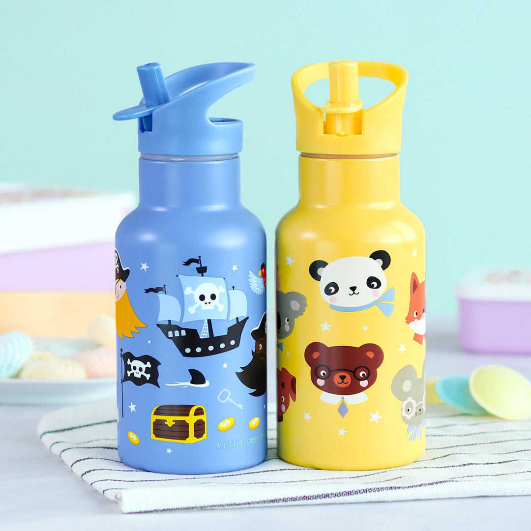 Twee A Little Lovely Company kinderdrinkflessen, een blauwe met piraten en een gele met dieren.