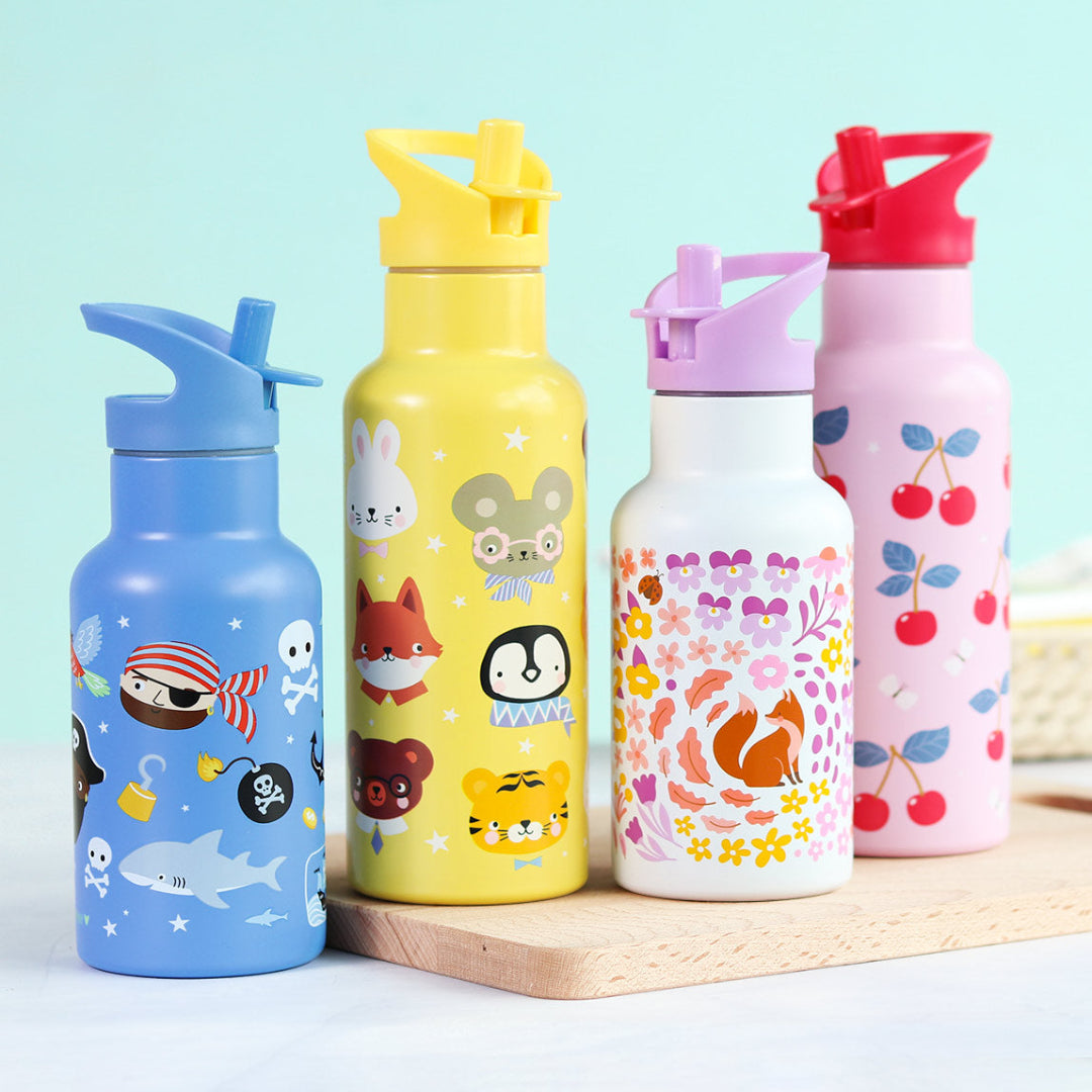 Vier A Little Lovely Company kinderdrinkflessen in blauw, geel, wit en roze met verschillende patronen.