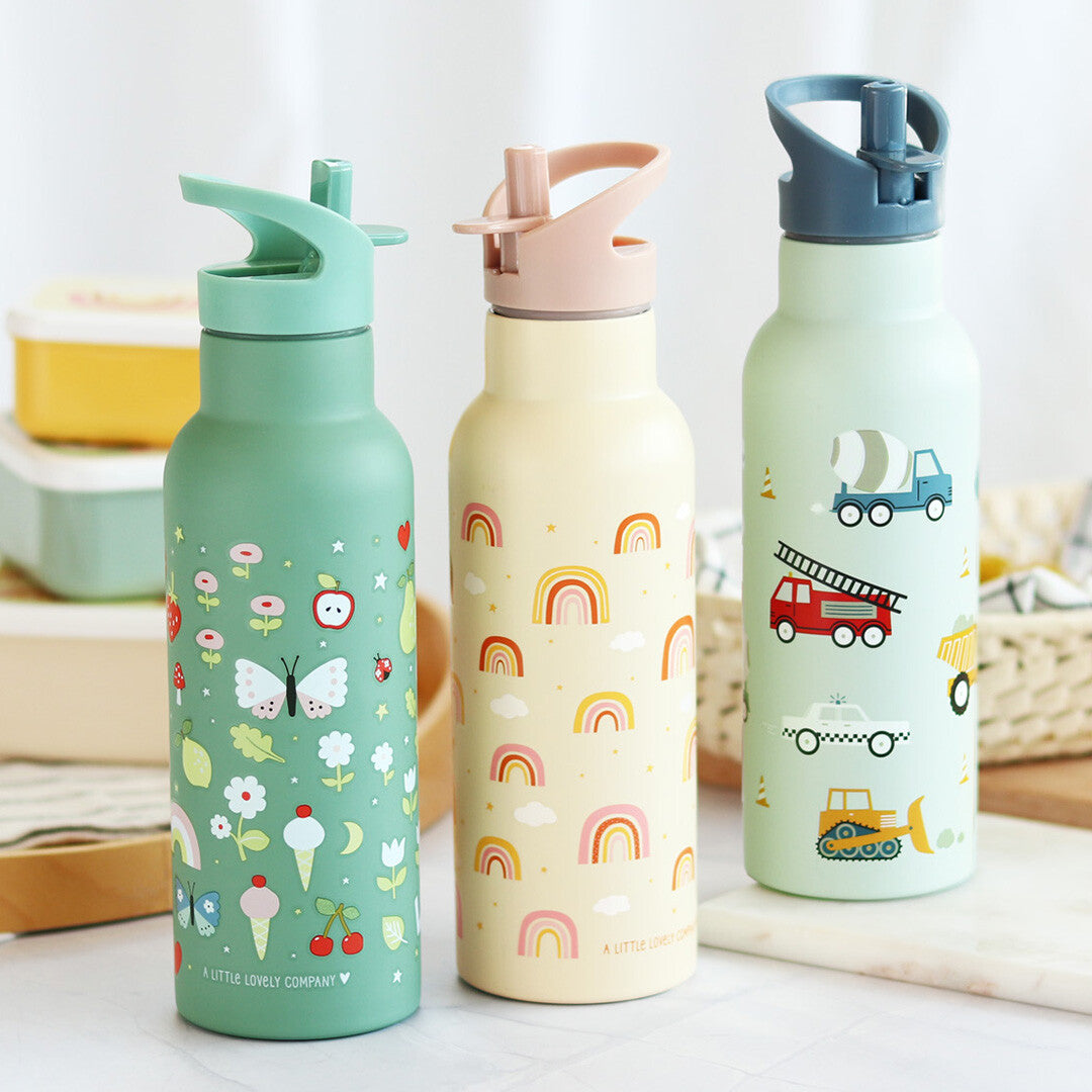 Drie A Little Lovely Company kinder drinkflessen van roestvrij staal met verschillende patronen: een groene met vlinders, een gele met regenbogen en een lichtblauwe met voertuigen.