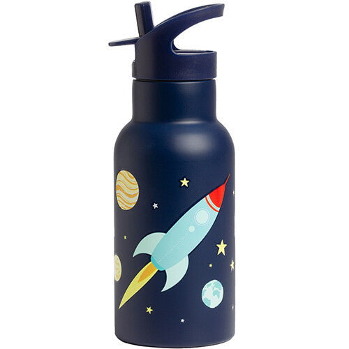 A little lovely company kinder drinkfles met een grote raket, planeten en sterren op een donkerblauwe achtergrond.