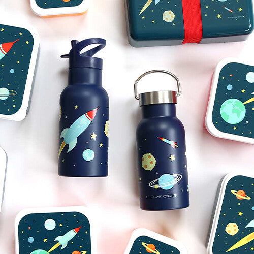 Twee a little lovely company kinder drinkflessen met ruimte thema, omringd door bijpassende lunchboxen.