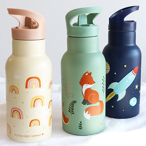 Drie a little lovely company kinder drinkflessen met verschillende thema's: regenbogen, vos en ruimte.
