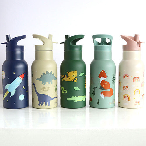 Vijf a little lovely company kinder drinkflessen in verschillende kleuren en met diverse thema's op een rij.