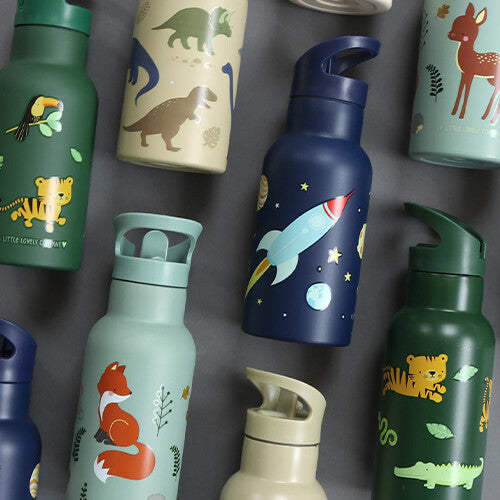 Meerdere a little lovely company kinder drinkflessen met diverse thema's, waaronder ruimte, dinosauriërs en vossen.