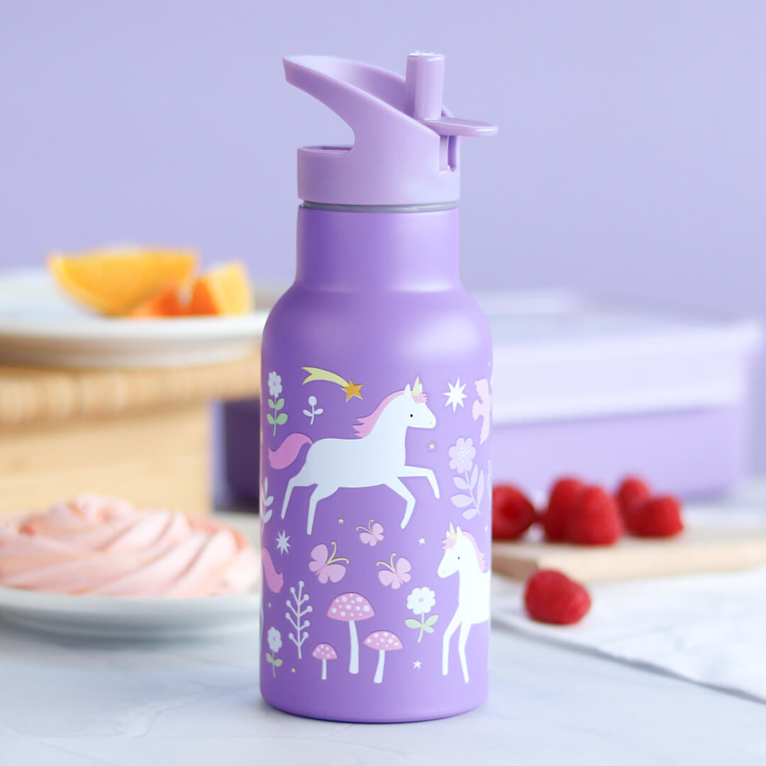 A little lovely company paarse kinder drinkfles met eenhoorn, sterren en vlinders op een tafel met fruit.