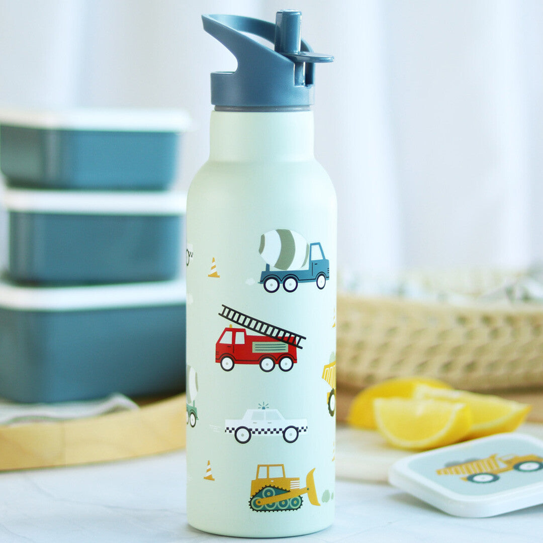 A Little Lovely Company kinder drinkfles met voertuigenpatroon, inclusief brandweerwagen en cementwagen, staand naast lunchboxen.