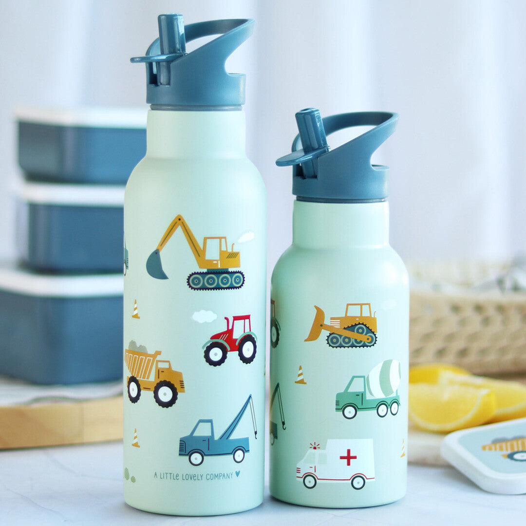 Twee A Little Lovely Company kinder drinkflessen van verschillende formaten met voertuigenpatroon, staand naast elkaar.