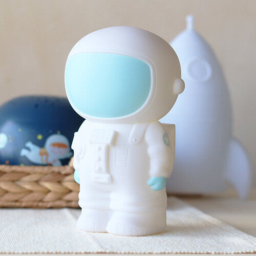 Witte astronaut spaarpot met een raket en een blauwe bol op de achtergrond.