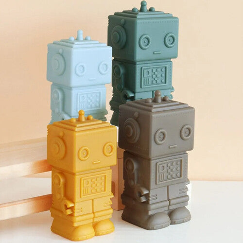Vier a little lovely company robot spaarpotten in verschillende kleuren.