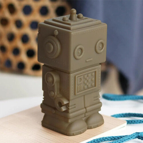 Bruine robot spaarpot van a little lovely company op een tafel.