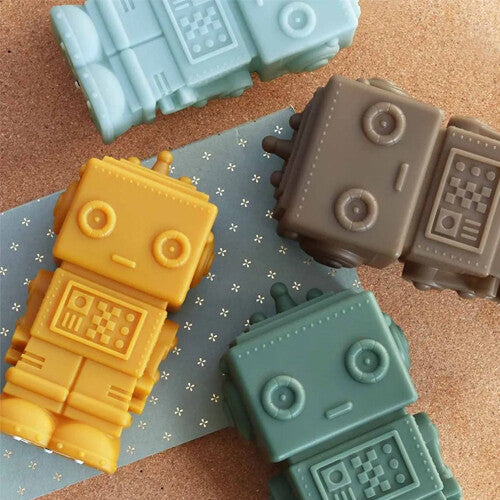 Vier a little lovely company robot spaarpotten in verschillende kleuren, van bovenaf gezien.
