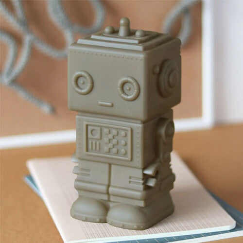 Bruine robot spaarpot van a little lovely company op een notitieboekje.