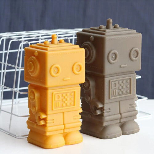 Gele en bruine robot spaarpotten van a little lovely company naast elkaar.