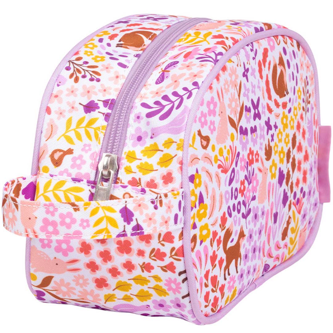 Detailopname van de a little lovely company toilettas met bloemen- en dierenpatroon en de ritssluiting.