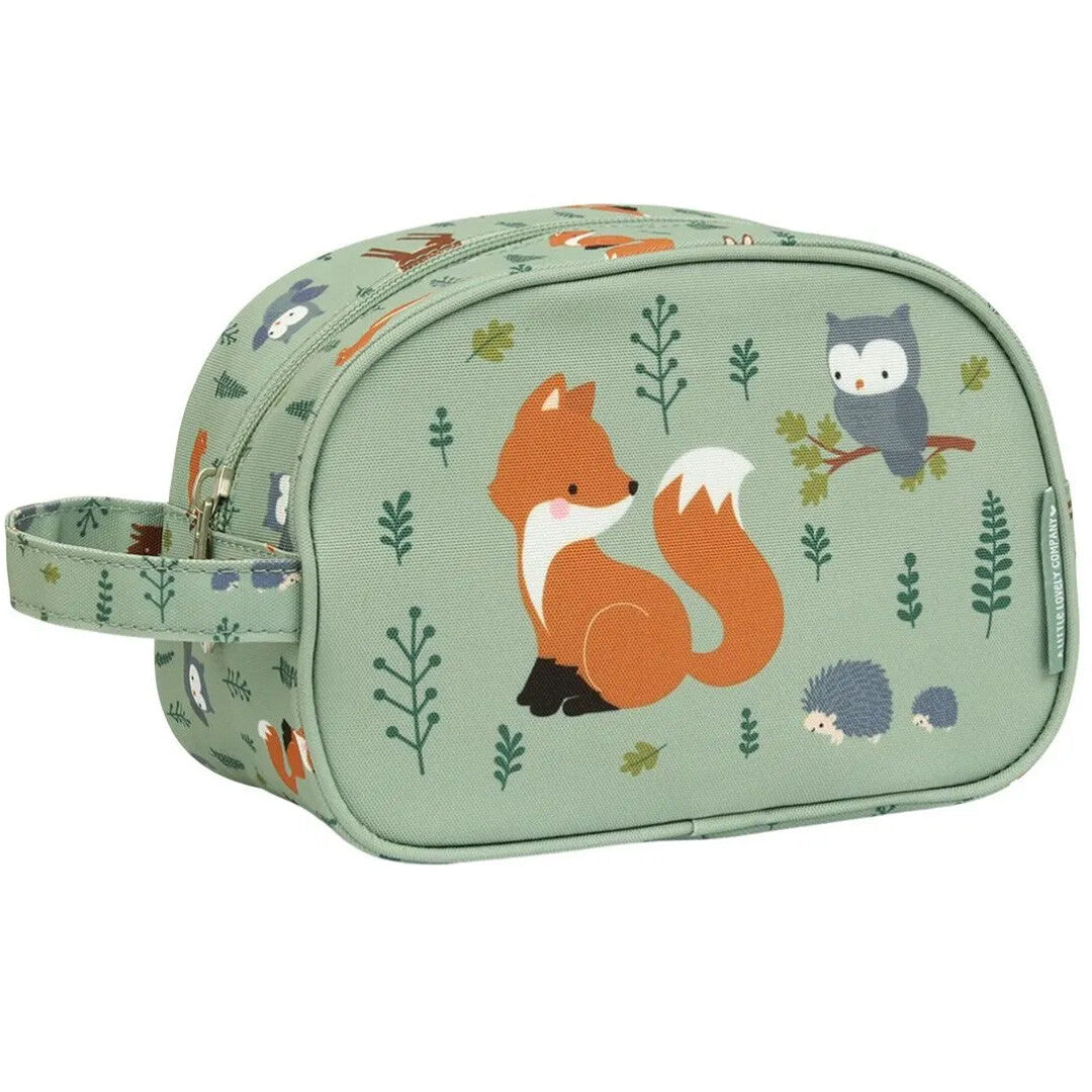Een groene a little lovely company toilettas met een patroon van bosdieren en bladeren.