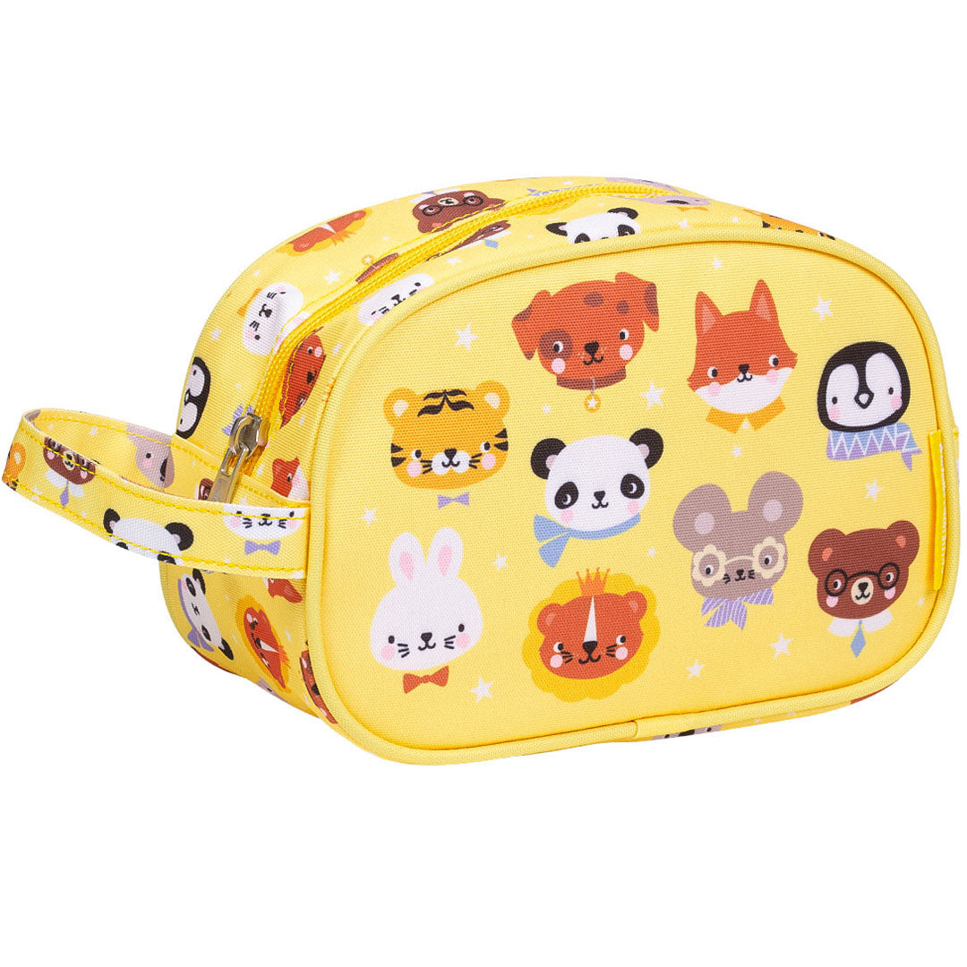 Een schuine packshot van de gele a little lovely company toilettas met vrolijke dierengezichten.