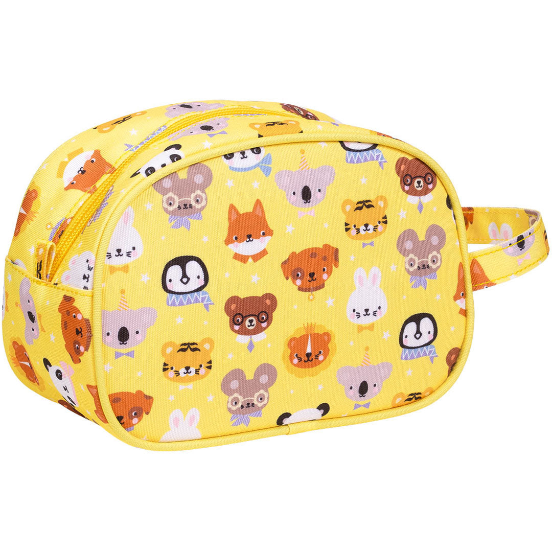 Een schuine packshot van de gele a little lovely company toilettas met een patroon van dierengezichten.