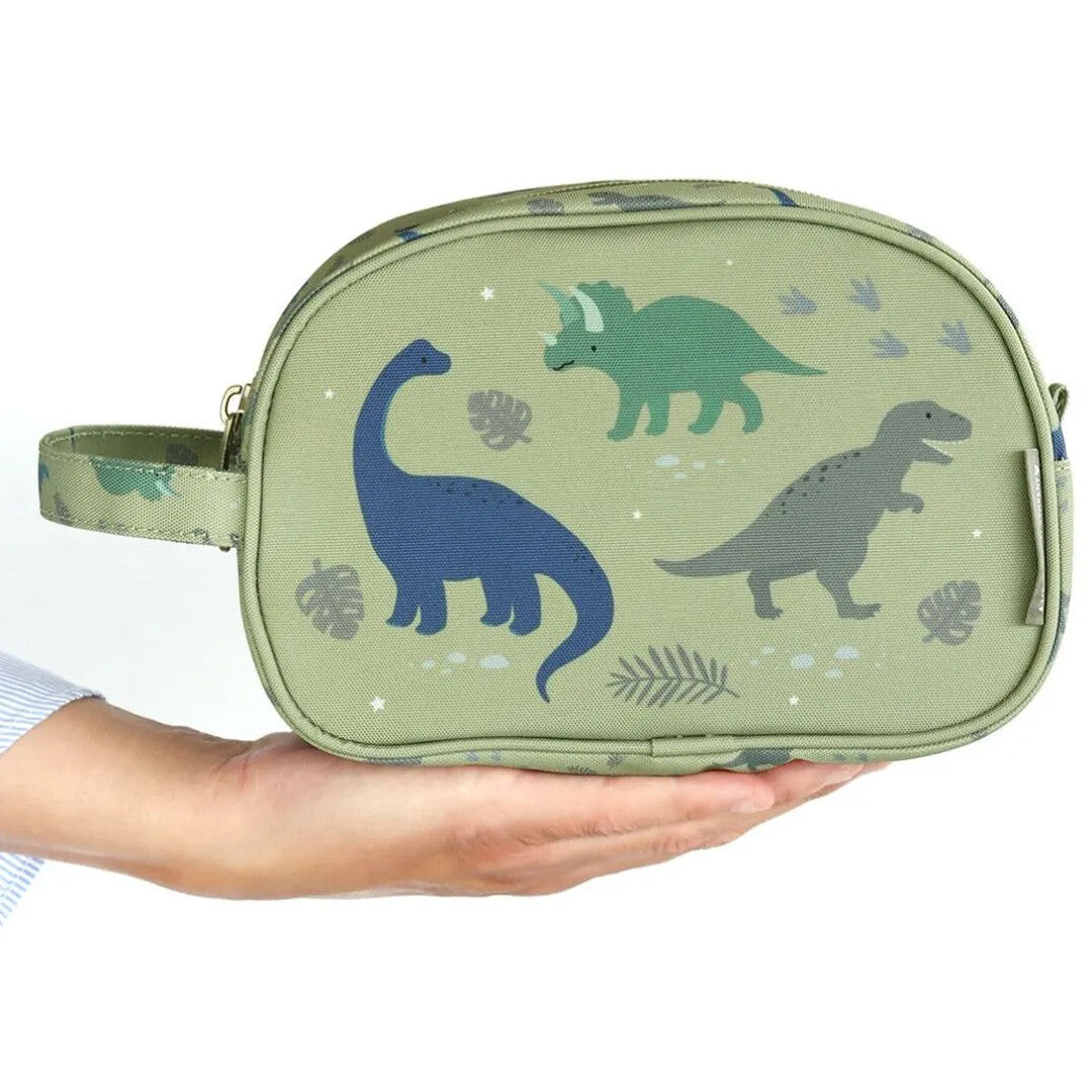 Een hand houdt de a little lovely company groene toilettas met dinosauruspatroon vast om de grootte te tonen.