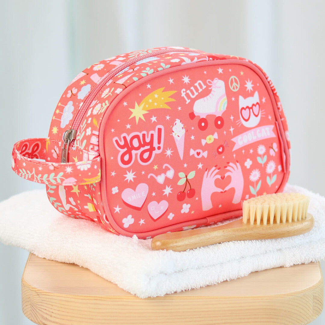 a little lovely company toilettas met 'fun' thema op een krukje met handdoek en borstel.