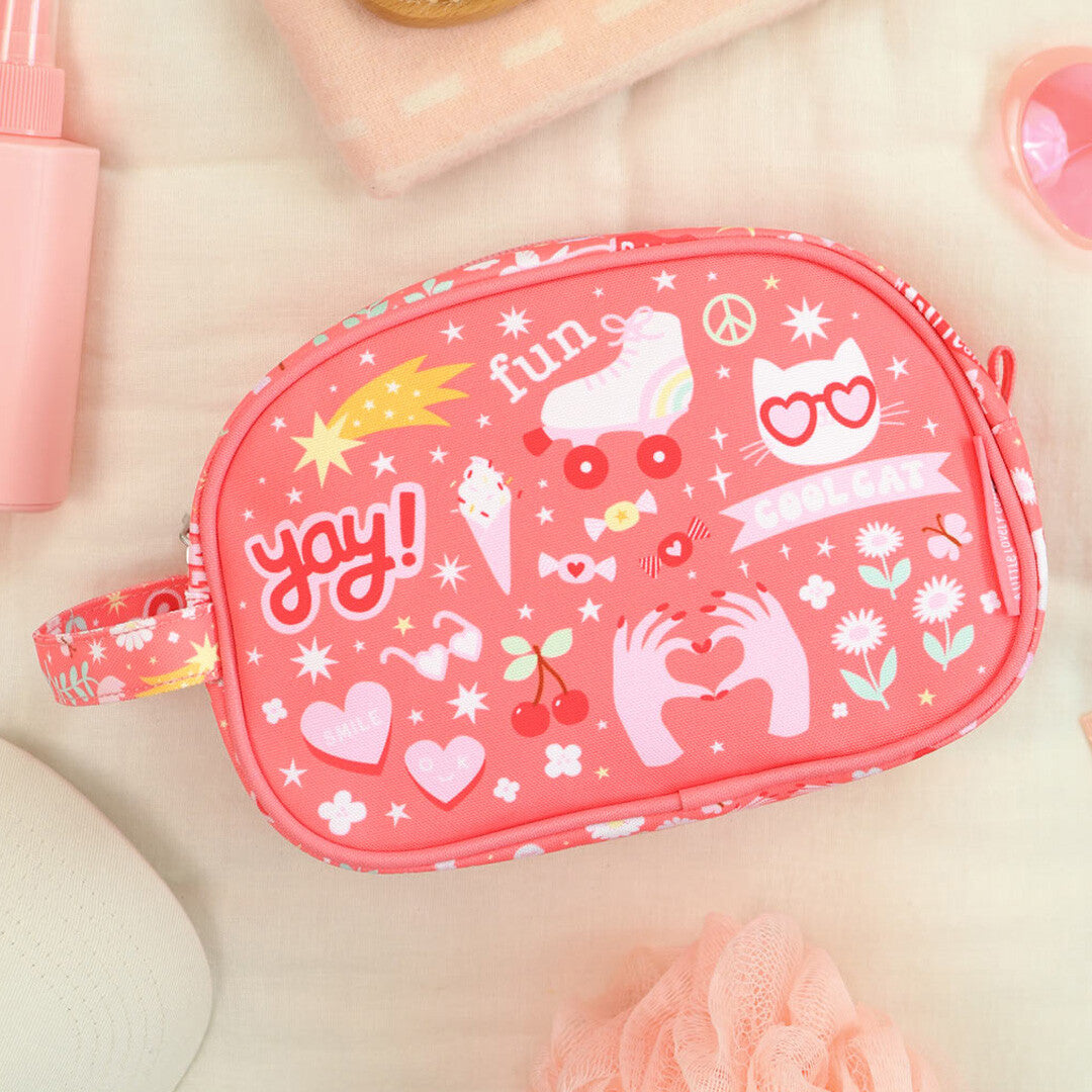 Bovenaanzicht van de a little lovely company toilettas met 'fun' thema en badkamerartikelen.